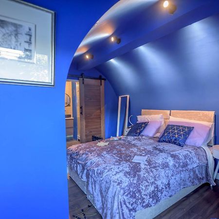 Quirky Vaulted Flat With Terrace Apartment Bath Bagian luar foto
