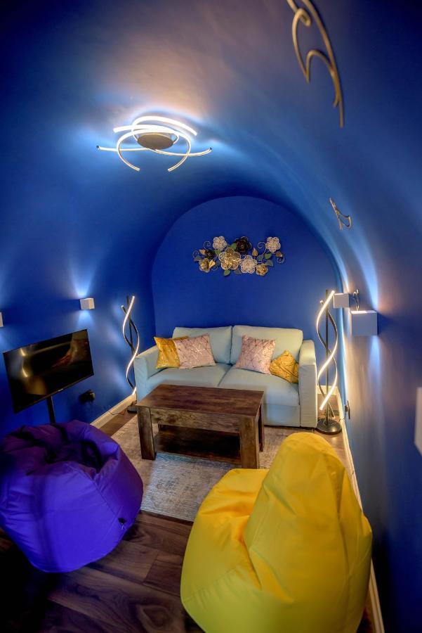 Quirky Vaulted Flat With Terrace Apartment Bath Bagian luar foto