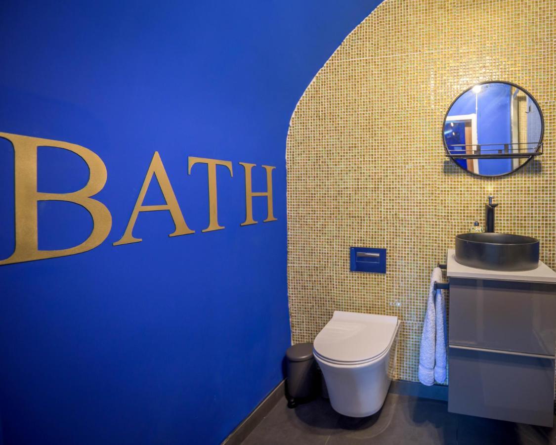 Quirky Vaulted Flat With Terrace Apartment Bath Bagian luar foto
