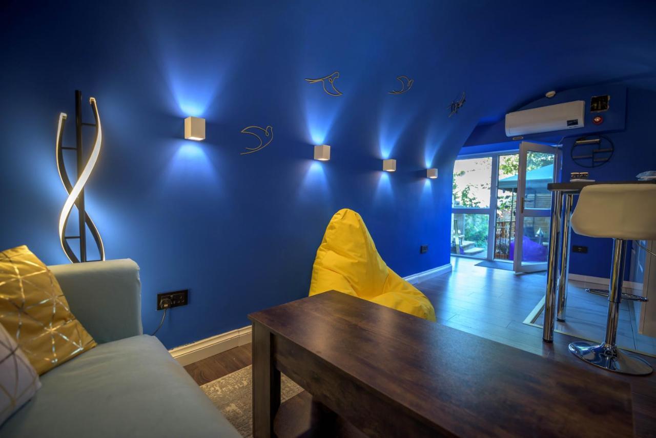 Quirky Vaulted Flat With Terrace Apartment Bath Bagian luar foto