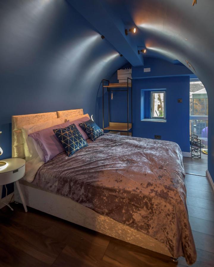 Quirky Vaulted Flat With Terrace Apartment Bath Bagian luar foto