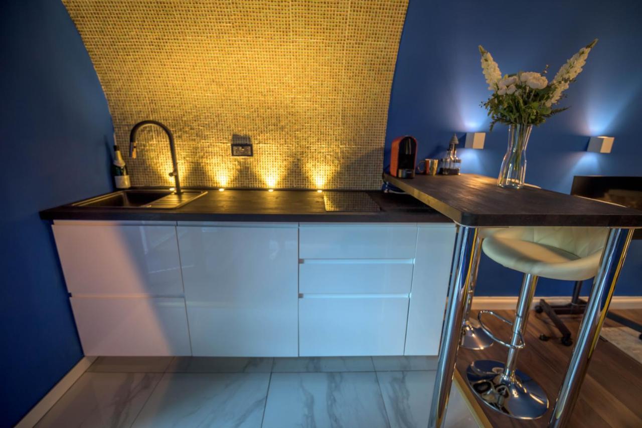 Quirky Vaulted Flat With Terrace Apartment Bath Bagian luar foto