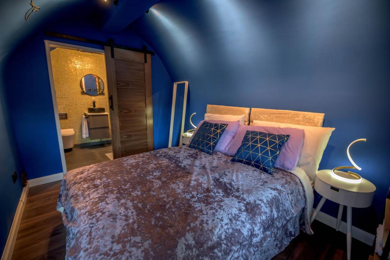 Quirky Vaulted Flat With Terrace Apartment Bath Bagian luar foto
