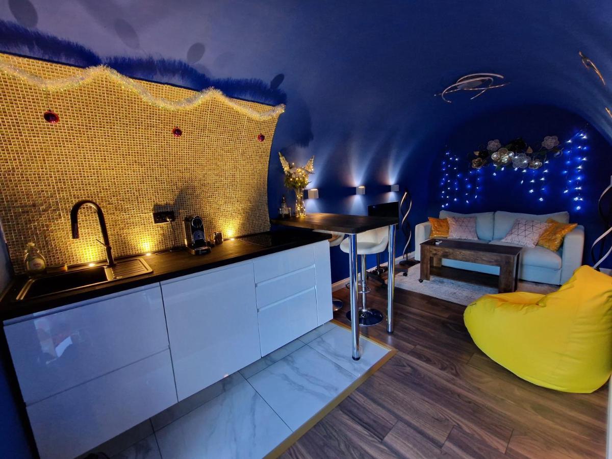 Quirky Vaulted Flat With Terrace Apartment Bath Bagian luar foto