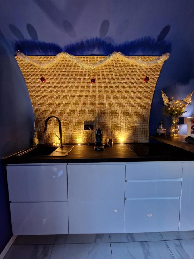 Quirky Vaulted Flat With Terrace Apartment Bath Bagian luar foto